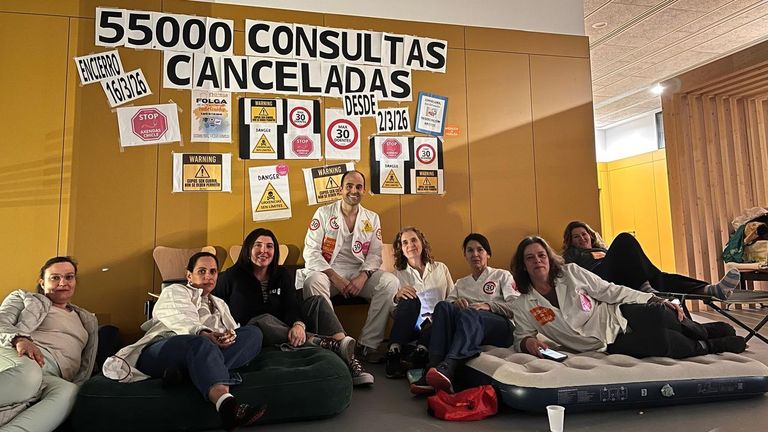 Los médicos mantienen el encierro en el centro de salud de Vigo después de que Sanidade los cite para negociar