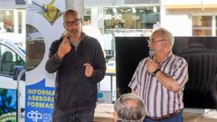 Gonzalo Calvo, a la izquierda, en una charla ofrecida el mes pasado en la feria apícola de Carballo