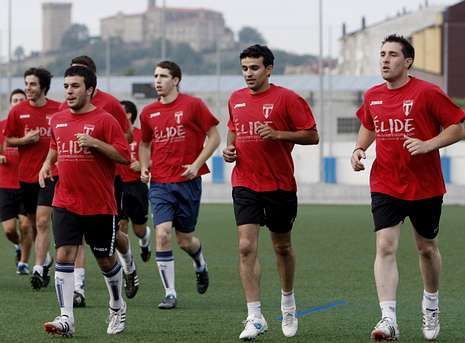 Los futbolistas de la plantilla del Club Lemos se reunireon con la junta directiva.