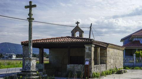 Cruceiro y capilla de San Roque, en Ombra 