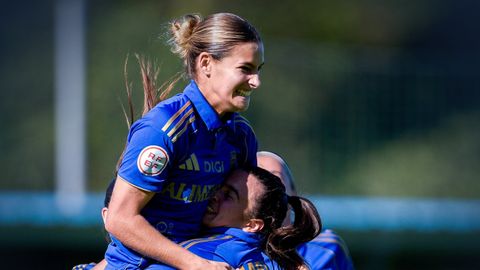 Eva Lois y Marina Martn celebran uno de los goles del Real Oviedo femenino