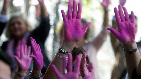 Manos de mujeres y hombres pintadas de color rosa de los participantes en un acto celebrado en Crdoba en el Da Mundial de la lucha contra el Cncer de Mama