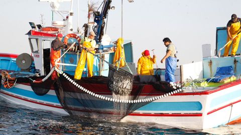 Foto de archivo de un barco gallego en plena pesca de sardina