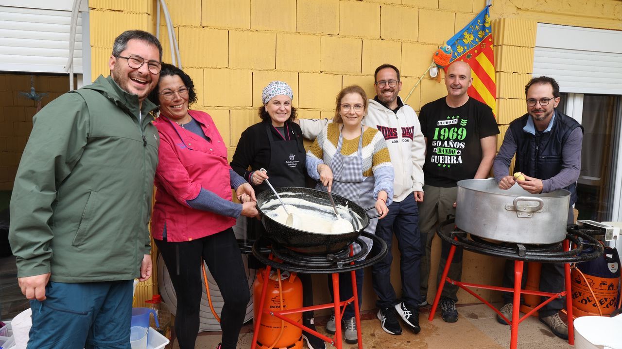 Equipo de voluntarios que viaja con un grupo de 70 jóvenes para los que cocinan cada día en los albergues en los que paran haciendo el Camino Portugués