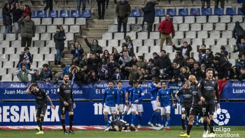 Los futbolistas del Real Oviedo celebran el gol de Ibra