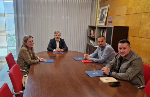 Mar�a Calvo, presidenta de FADE; Alejandro Calvo, consejero de Movilidad, Medio Ambiente y Gesti�n de Emergencias; Jos� Manuel Zapico, secretario general de CCOO Asturias; y Francisco Javier Fern�ndez Lanero, secretario general de UGT Asturias