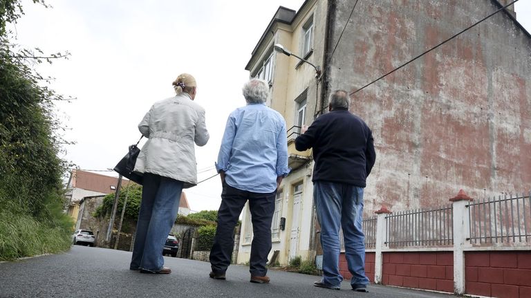 La casa okupa que causa desvelos en Xuvia se desguaza: «Venden piezas para chatarra y hay robos a peregrinos»