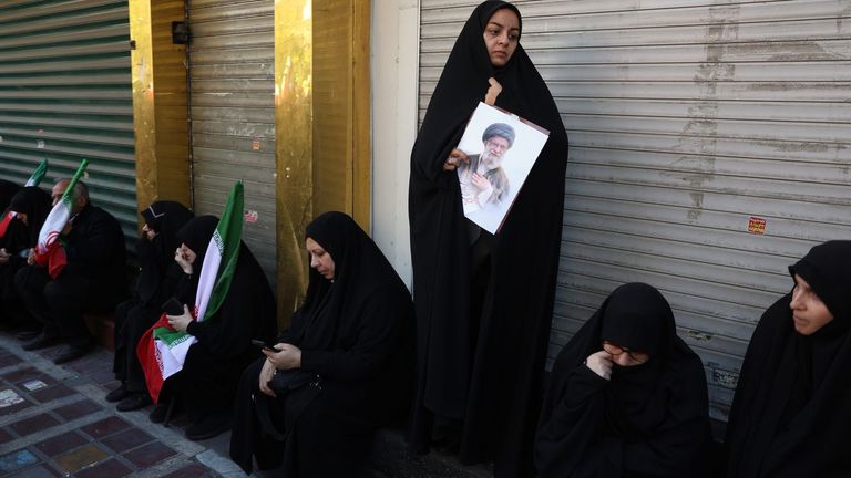 La vida en un Teherán bombardeado