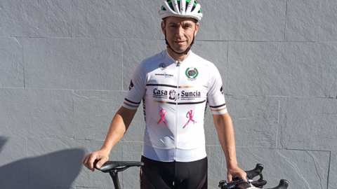 Rub�n Gonz�lez luce dos lazos rosas en su maillot en honor a su mujer y a su amigo Agust�n, ambos afectados por esta enfermedad