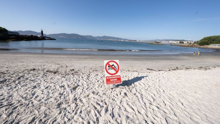 La Policía Local de Vigo prohíbe el baño en la playa de Alcabre por un vertido de fecales