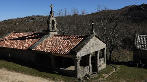 Capilla de O Salgueiro, en Muíños, la aldea abandonada de la Serra do Xurés que compró la Xunta para rehabilitar como punto de ecoturismo.