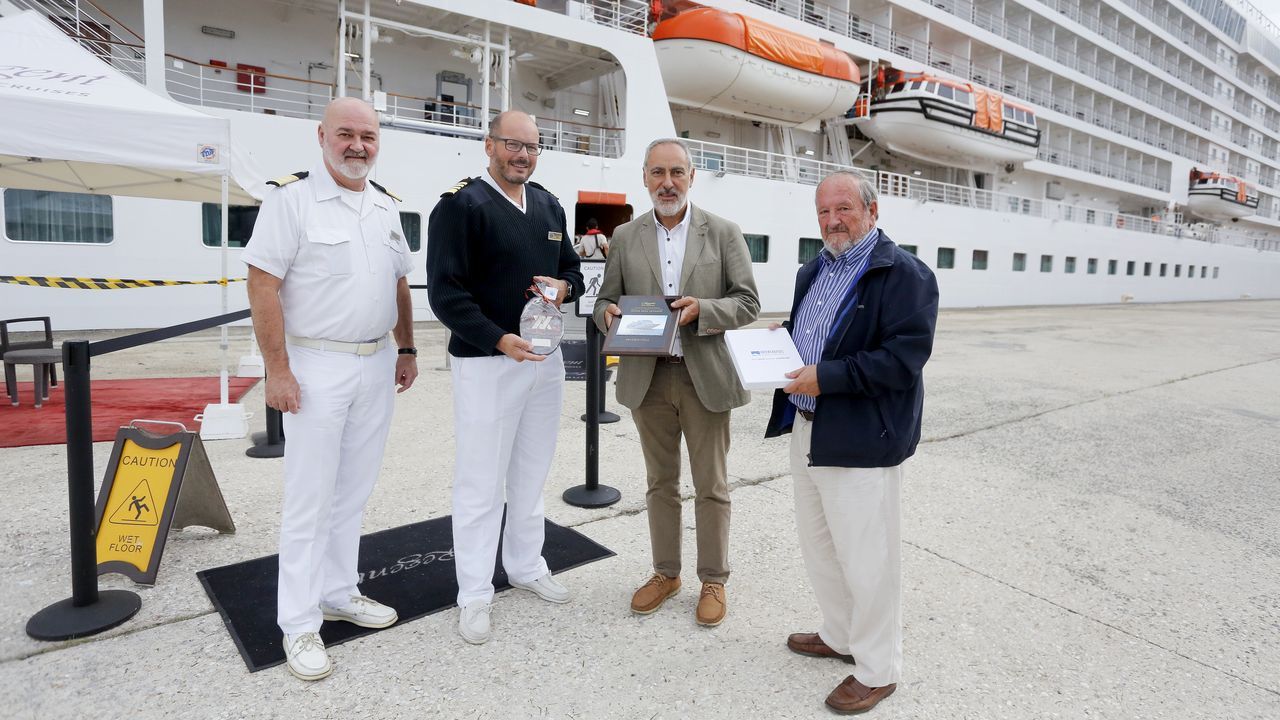 Ambiente en Ferrol por la celebracin de Hispacn y Parrochio.El puerto recibi el anterior crucero, el Regent, a mediados de septiembre