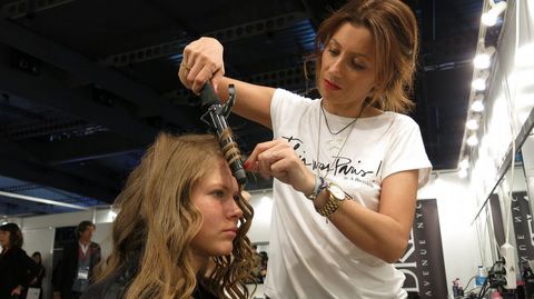 La peluquera ferrolana Marina Allegue en la pasarela Gaudi en la Fashion Bridal Week de Barcelona