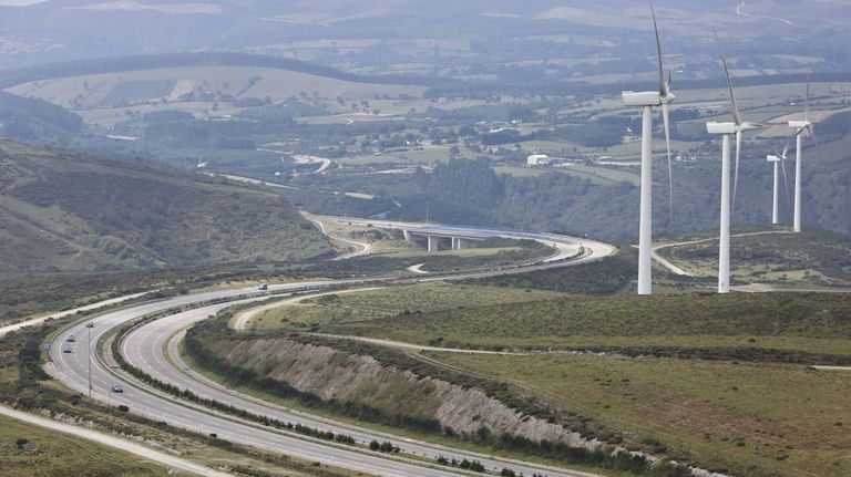 Aerogeneradores junto al tramo de la A-8 que baja de O Fiouco (A Pastoriza) hacia Abadín