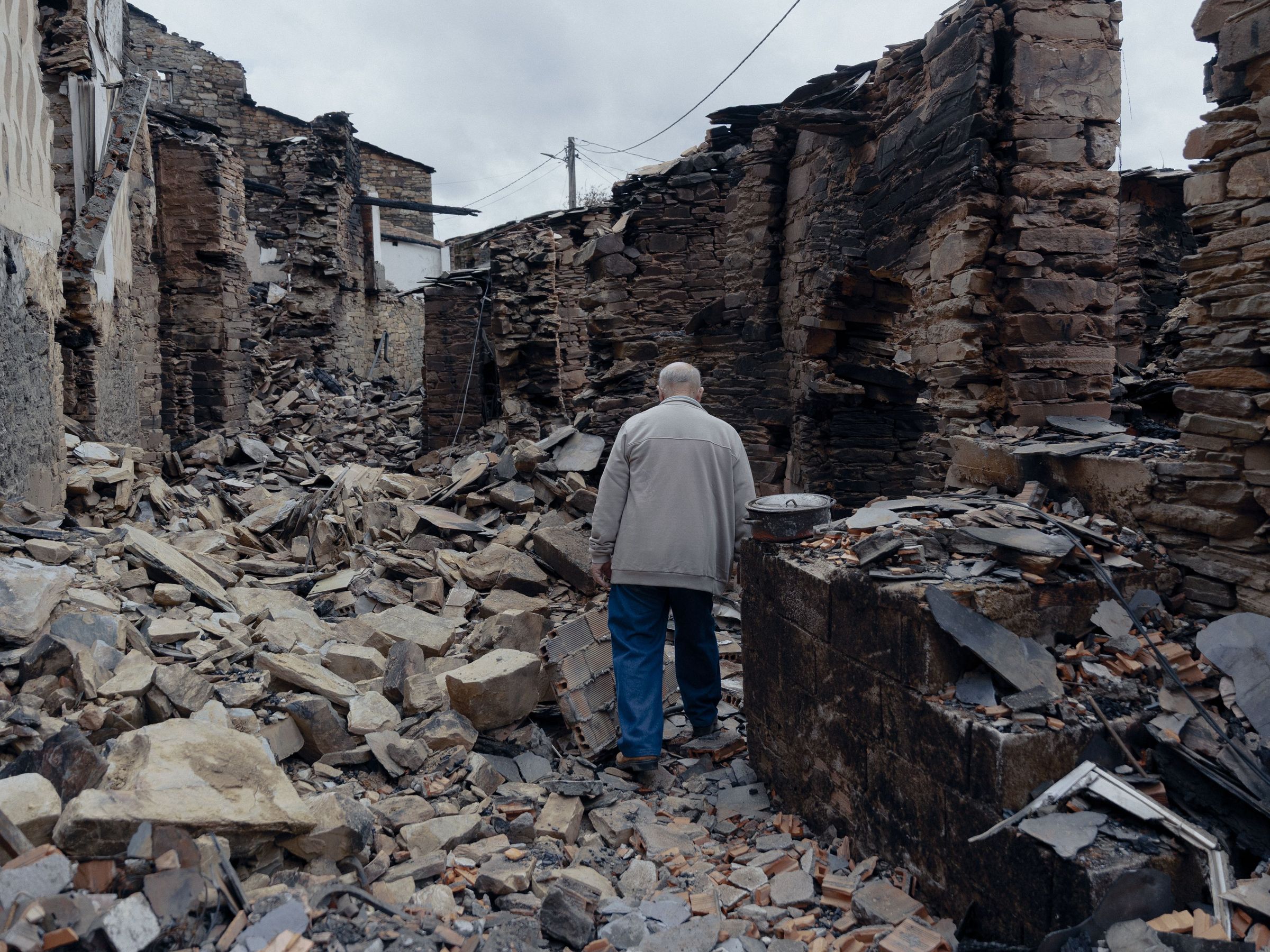 Patrimonio de Lavadores.Aldea de Cernego en Vilamartín de Valdeorras, destruida, tralo paso do incendio. 02/09/2025
