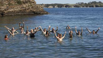 Día de las «canouras» en Ribadeo. Así llamaban a las mujeres que fueron pioneras en su día al bañarse en el mar este mes, a finales ya del verano