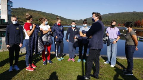 El secretario xeral para o Deporte, José Ramón Lete Lasa, con Teresa Portela y el equipo nacional de kayak este miércoles en Verducido (Pontevedra)