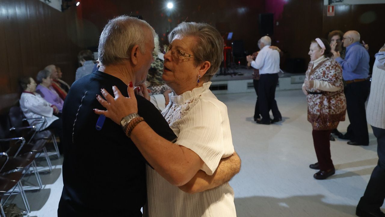 Una pareja de mayores en la actividad de baile del centro de Monelos, A Coru&ntilde;a, en el 2024