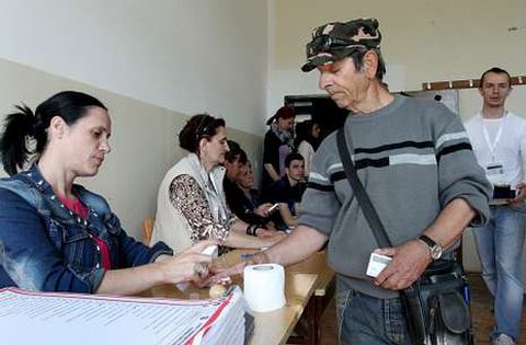 Un hombre serbio vota en las elecciones parlamentarias en la parte kosovar de Mitrovica. 