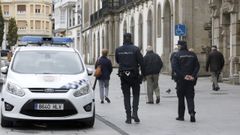 Dos agentes de la Policía Local de Lugo en la Praza Maior