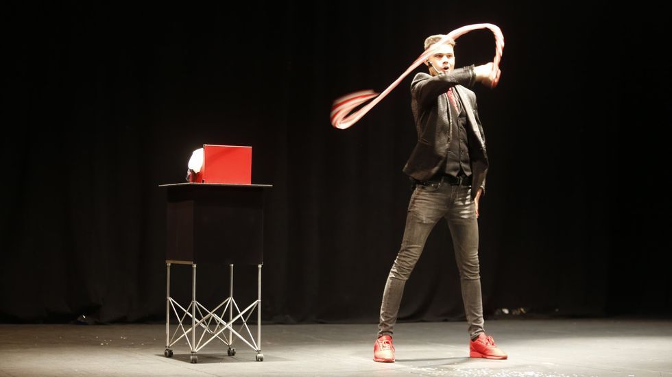 Mira las fotos del arranque de las fiestas de San Mauro en Lam�n.El mago Dani Polo protagonizar� una de las funciones del programa de Oroso