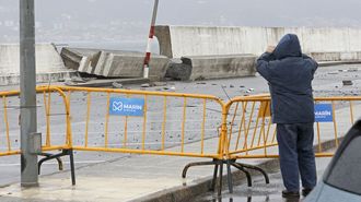 El temporal rompió el espigón del puerto de Aguete, en Marín