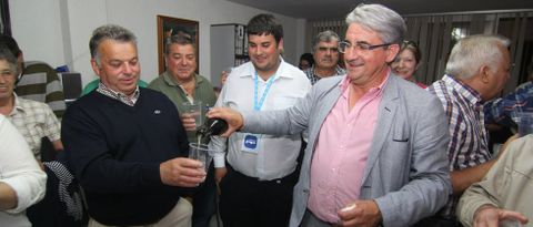 Juan Jos Dieste celebr la mayora absoluta lograda en Boiro brindando con champn con militantes y simpatizantes. 