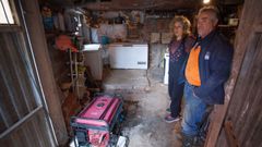 Jess y Nuria, vecinos de Vilar de Cancelada, sobreviven gracias a un generador de diez litros de gasoil
