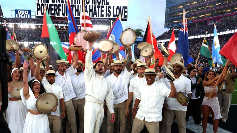 La cara oculta de la actuación de Bad Bunny en la Super Bowl: 330 actores, «personas planta» y acrobacias sin arnés