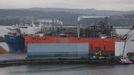 La planta de licuefacción Tango FLNG, a bordo del transporte especial Seaway Swan, atracada en el puerto de Ferrol