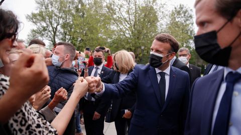 Macron departi con algunos de sus convecinos a la salida del centro de votacin de la localidad de Touquet-Paris-Plage (departamento de Paso de Calais).