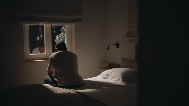 Ni suplementos, ni antifaces, ni gafas con filtro: los neurólogos advierten sobre el aumento de productos contra el insomnio sin validez