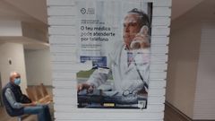 Un cartel promociona la consulta telefnica en un centro de salud de Vigo