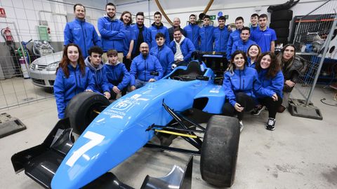 Los 20 alumnos junto al coche de Fórmula 3 que repararon por completo para participar en el Campionato Galego de Montaña, en el que corren monoplazas de este estilo