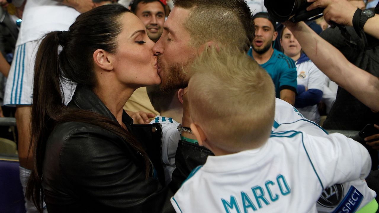 Sergios Ramos celebra la victoria junto a su pareja, Pilar Rubio, y sus dos dijos mayores, Sergios Jr. y Marco.