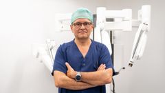 Jos Noguera Aguilar, cirujano del Hospital Quirn de A Corua, ante el robot Da Vinci