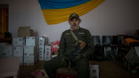 El «comandante» Chaparro posa en Rozhivka, donde está repartiendo ayuda humanitaria.