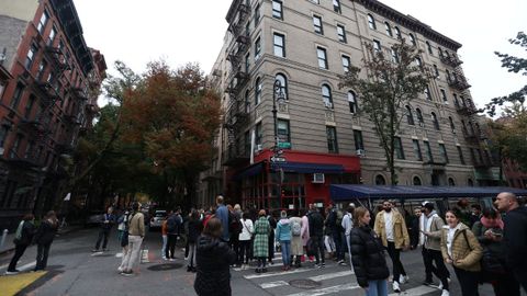 Fans ante el edificio de «Friends» en Nueva York