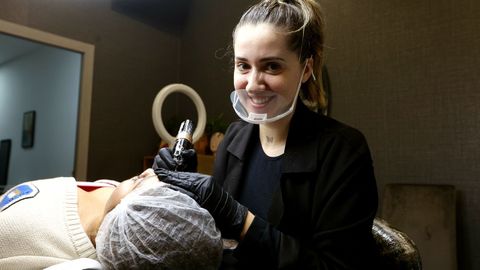 Noelia Fontán, durante un trabajo de micropigmentación