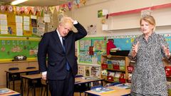 El Primer Ministro britnico, Boris Johnson, de visita en la Escuela Catlica de St Joseph, estudiando las posibles medidas de prevencin del covid-19 en los colegios.