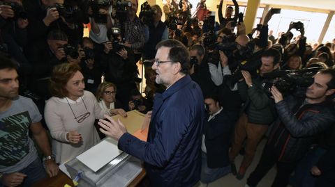 El presidente del Gobierno y candidato a la reeleccin ha votado poco antes de las once de la maana en el colegio Bernardette de Aravaca (Madrid).