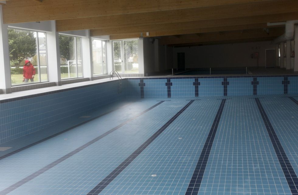 Triacastela, dividida por los toros.Las obras de la piscina est�n acabadas y solo falta la caldera para poder climatizarla. 