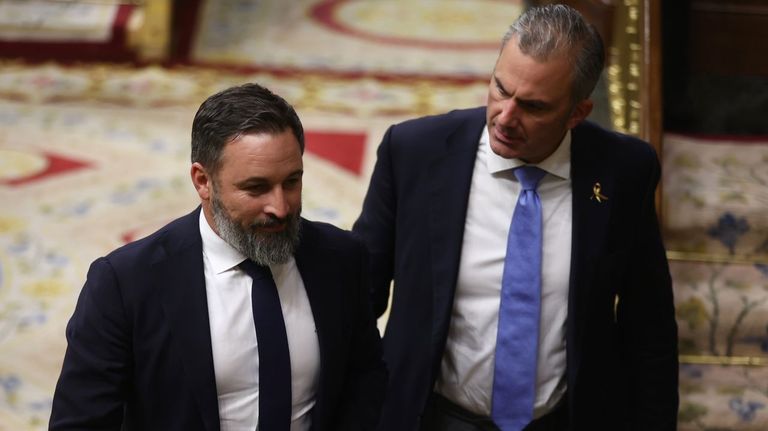 Santiago Abascal (i) y Javier Ortega Smith (d) en el Congreso.