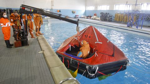 Aula de Supervivencia en el mar en la Escuela Náutico-Pesquera de Ferrol (foto de archivo)