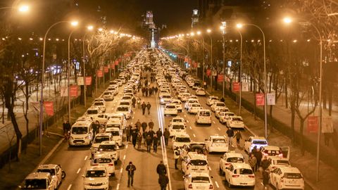 Los taxistas se concentran en el Paseo de la Castellana de Madrid