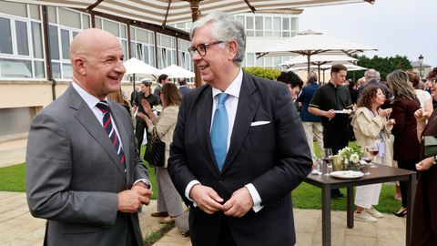 El vicepresidente de FADE, Rub�n Castro, y el presidente de la Confederaci�n de Empresarios de Galicia,�Juan Manuel Vieites, conversan durante el c�ctel ofrecido en los Encuentros en el Eo 2026