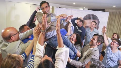 Miembros de su candidatura manteando a Rey Varela en la noche electoral del domingo, tras conocerse los resultados.