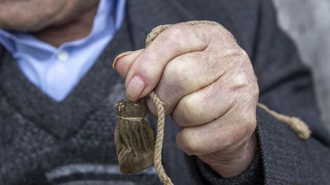 Germán Pérez sujeta la bolsa con el talismán, en una imagen de marzo del 2012