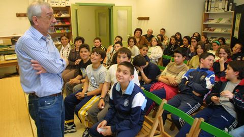 Martín, nunha charla con nenos, no 2001