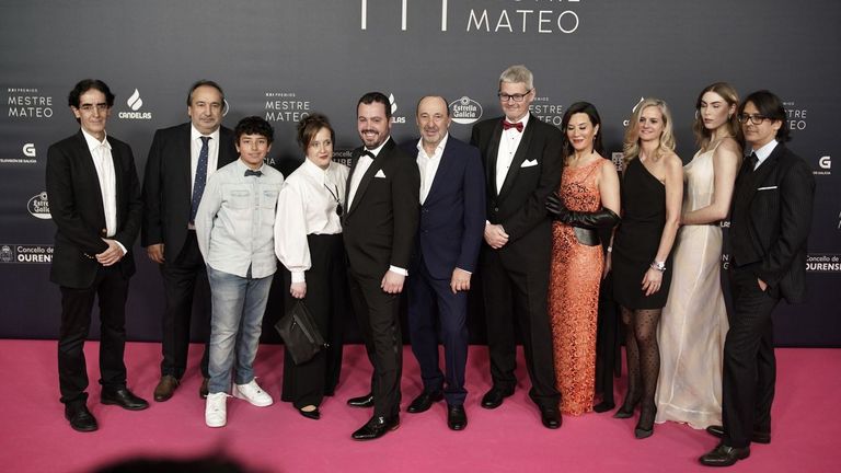 O equipo de «O home e o can», con Manuel Manquiña no centro.